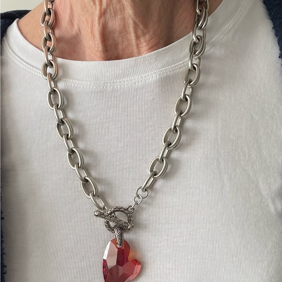 Floating heart pendant chain necklace. 20 inches in length excluding the clasp. - Picture 3 of 3